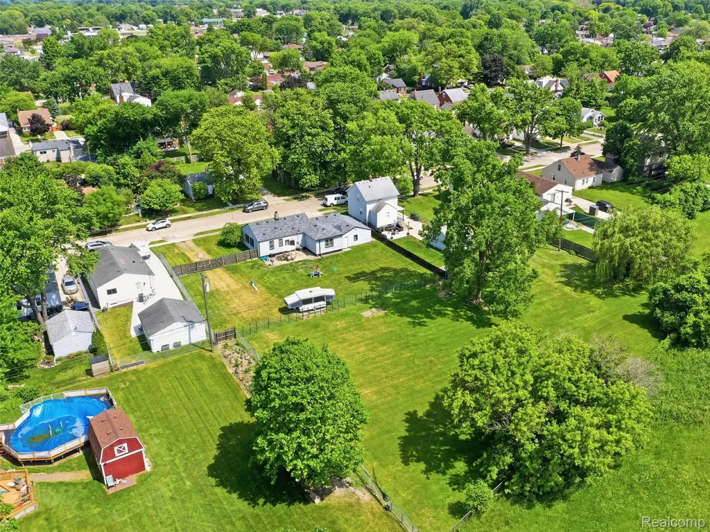 27921 Larchmont Street St. Clair Shores City MI 48081
