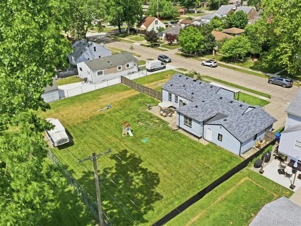 27921 Larchmont Street St. Clair Shores City MI 48081