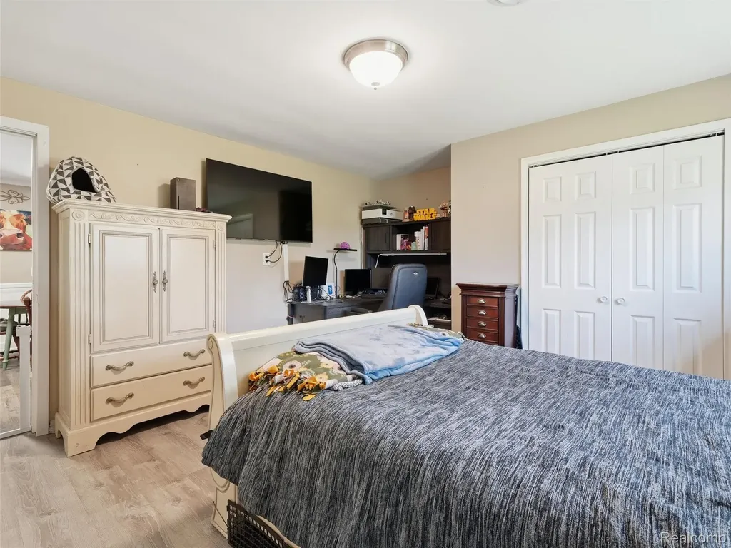27921 Larchmont Street St. Clair Shores City MI 48081