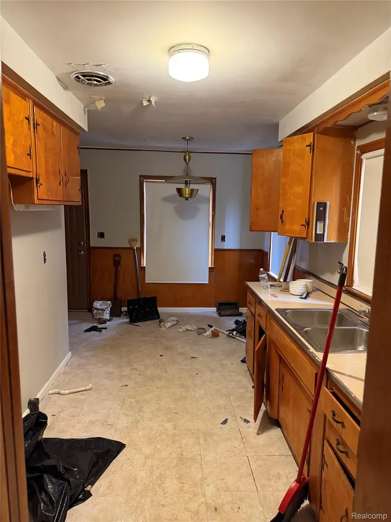 8225 Lochdale Street Dearborn Heights City MI 48127