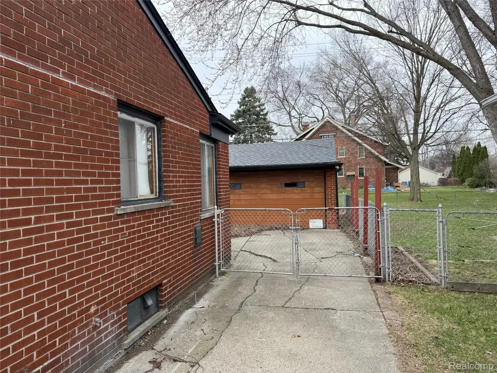 8225 Lochdale Street Dearborn Heights City MI 48127