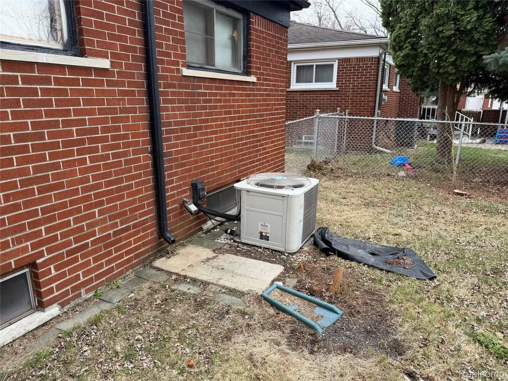 8225 Lochdale Street Dearborn Heights City MI 48127