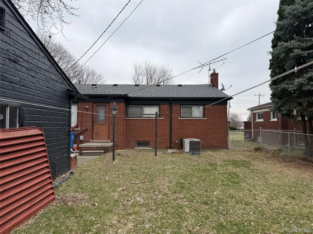 8225 Lochdale Street Dearborn Heights City MI 48127
