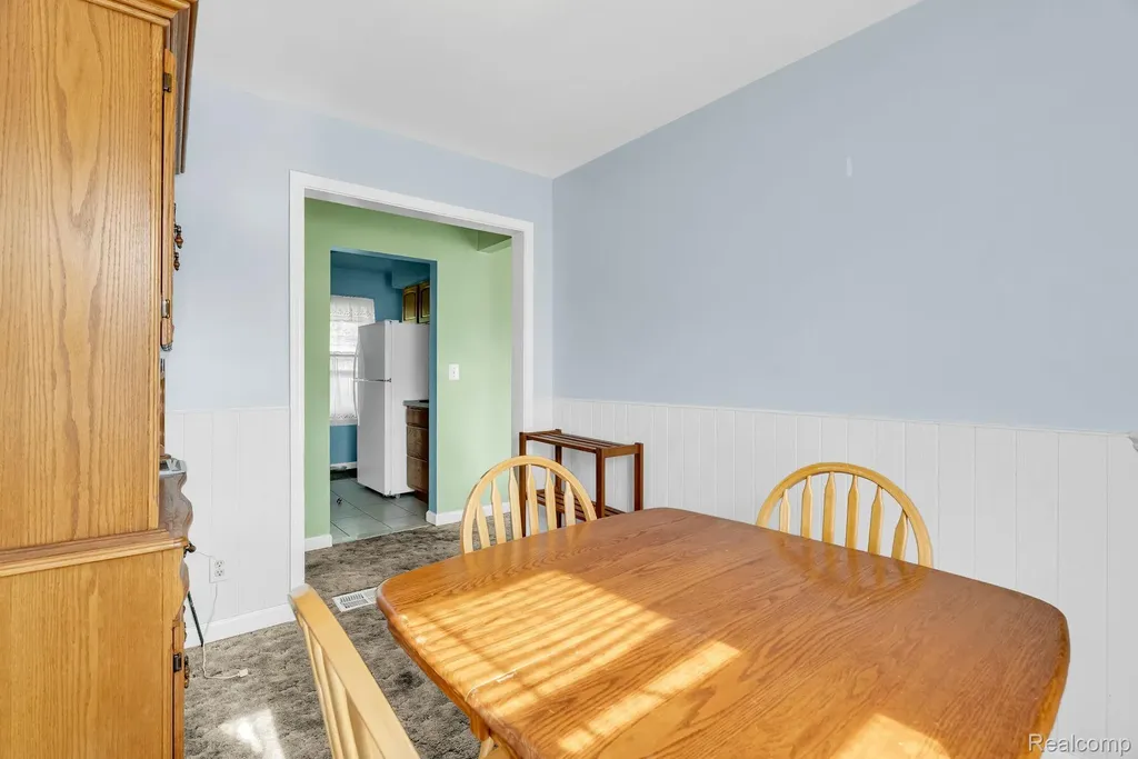 26351 Blumfield Street Roseville City MI 48066