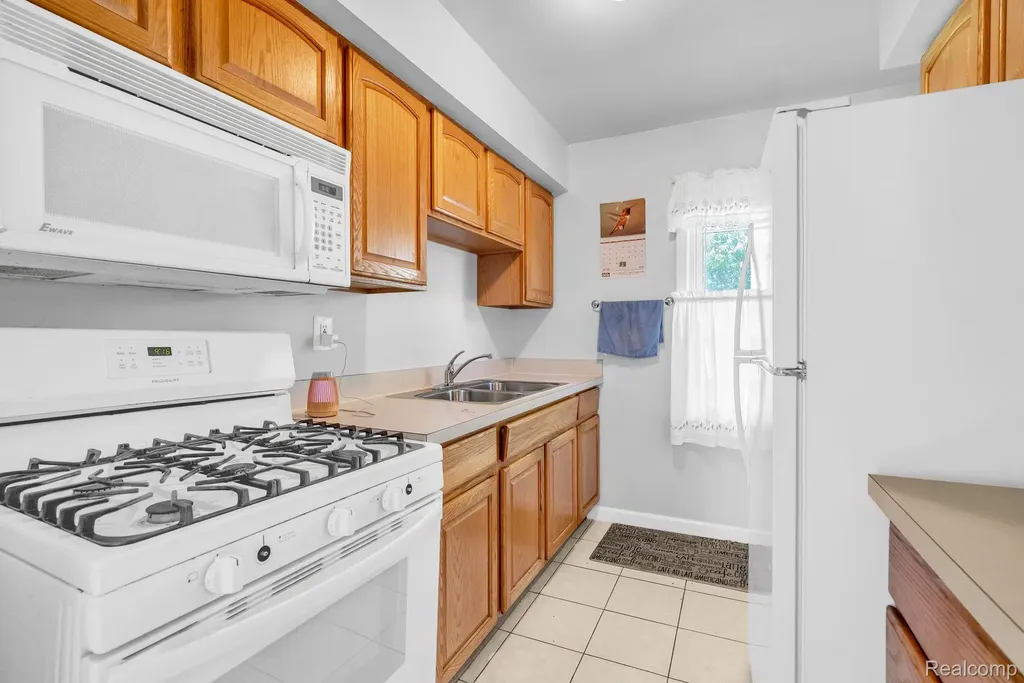 26351 Blumfield Street Roseville City MI 48066
