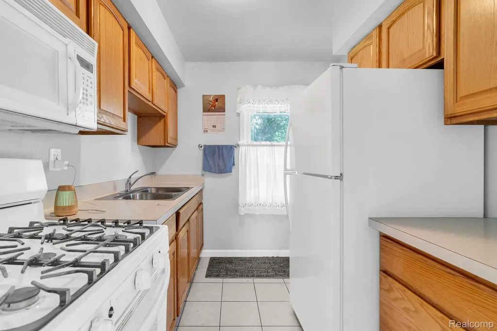 26351 Blumfield Street Roseville City MI 48066