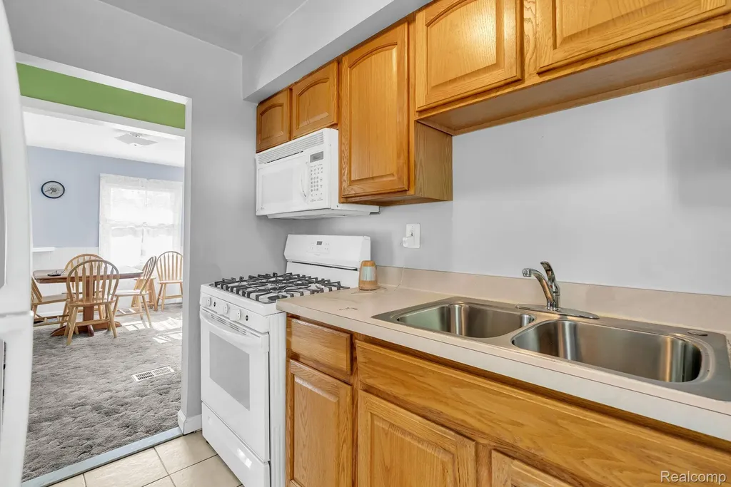 26351 Blumfield Street Roseville City MI 48066