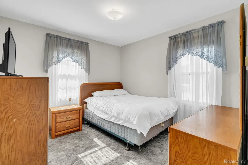 26351 Blumfield Street Roseville City MI 48066