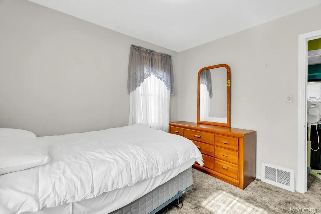 26351 Blumfield Street Roseville City MI 48066