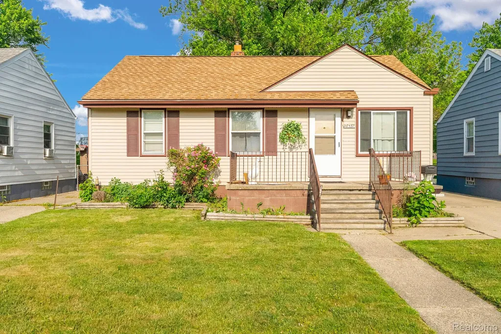 26351 Blumfield Street Roseville City MI 48066