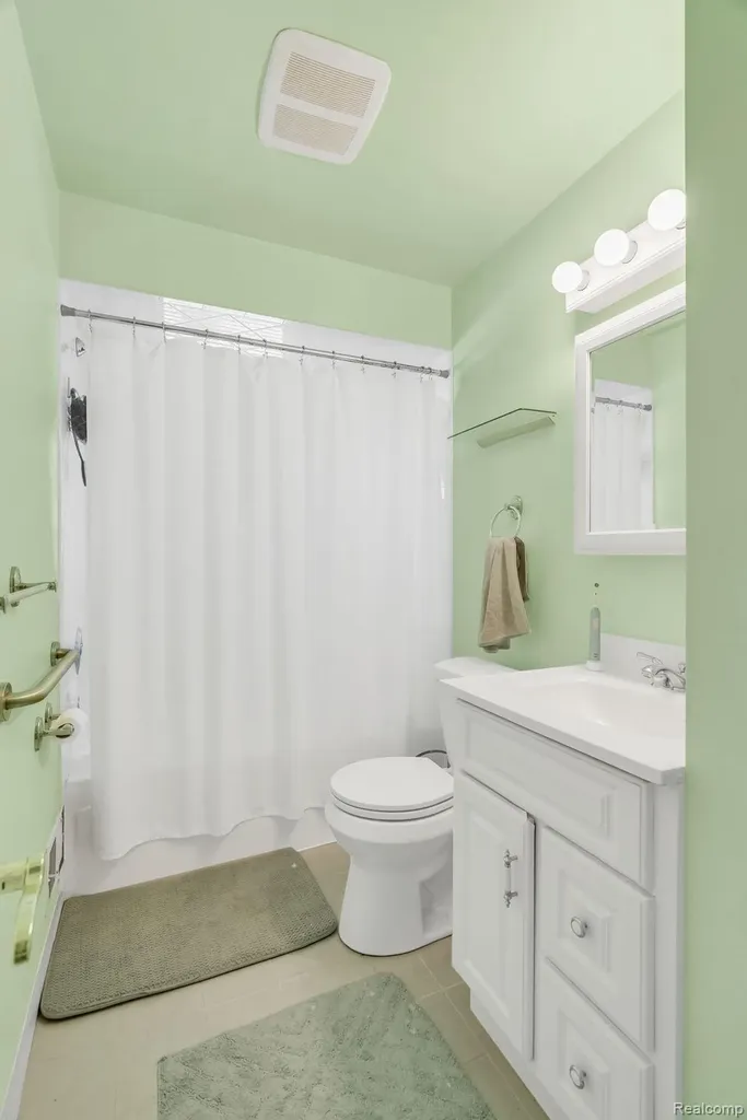 26351 Blumfield Street Roseville City MI 48066