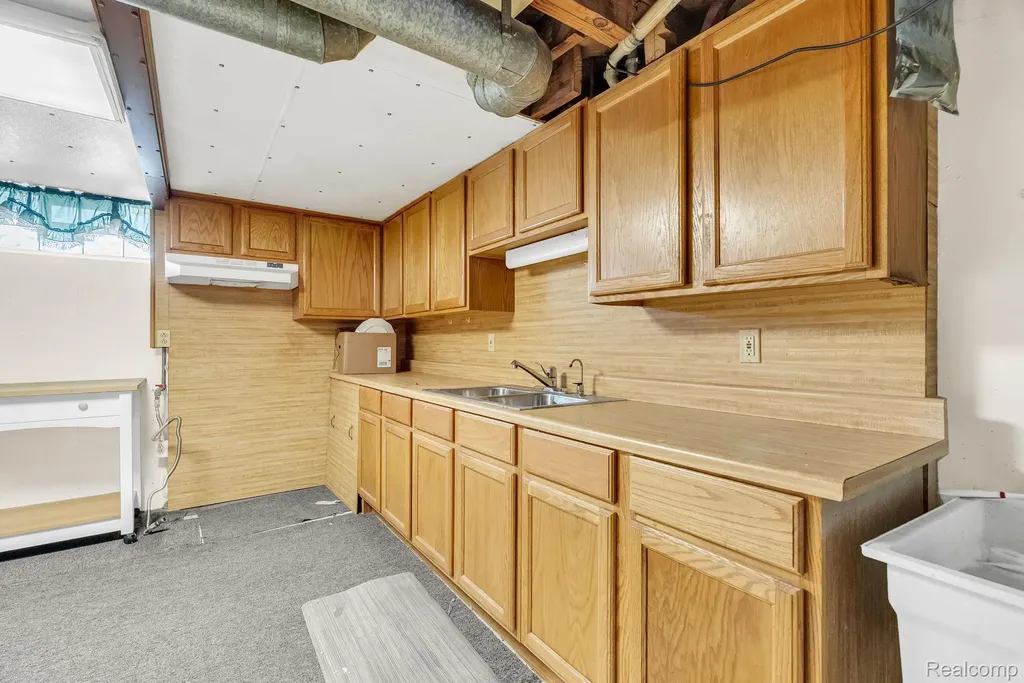 26351 Blumfield Street Roseville City MI 48066