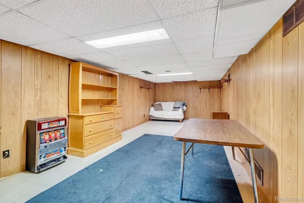 26351 Blumfield Street Roseville City MI 48066