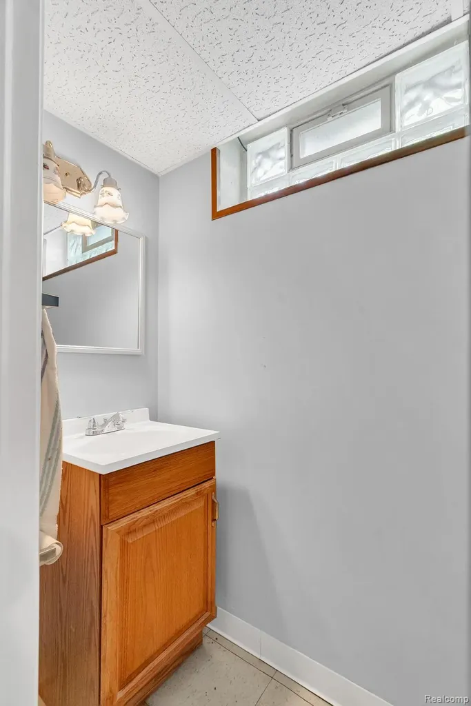 26351 Blumfield Street Roseville City MI 48066