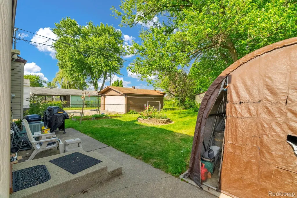 26351 Blumfield Street Roseville City MI 48066