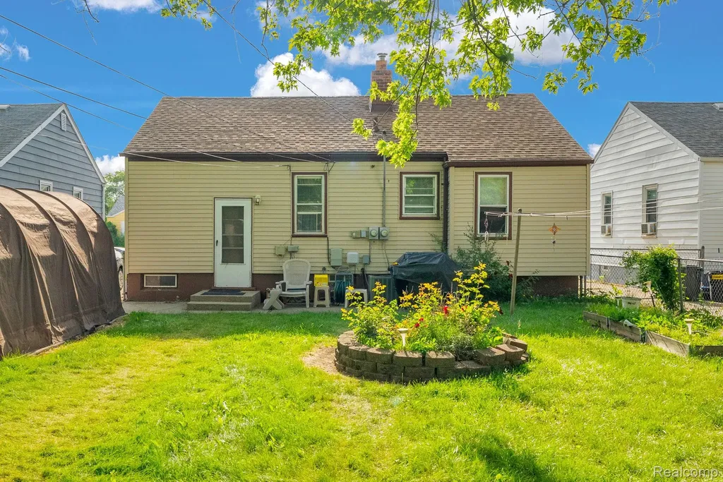 26351 Blumfield Street Roseville City MI 48066