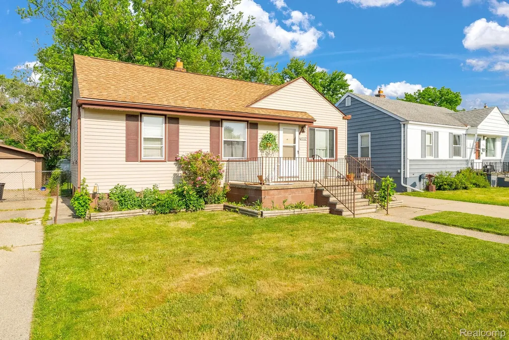 26351 Blumfield Street Roseville City MI 48066