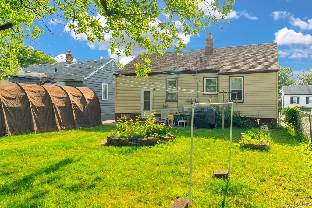 26351 Blumfield Street Roseville City MI 48066