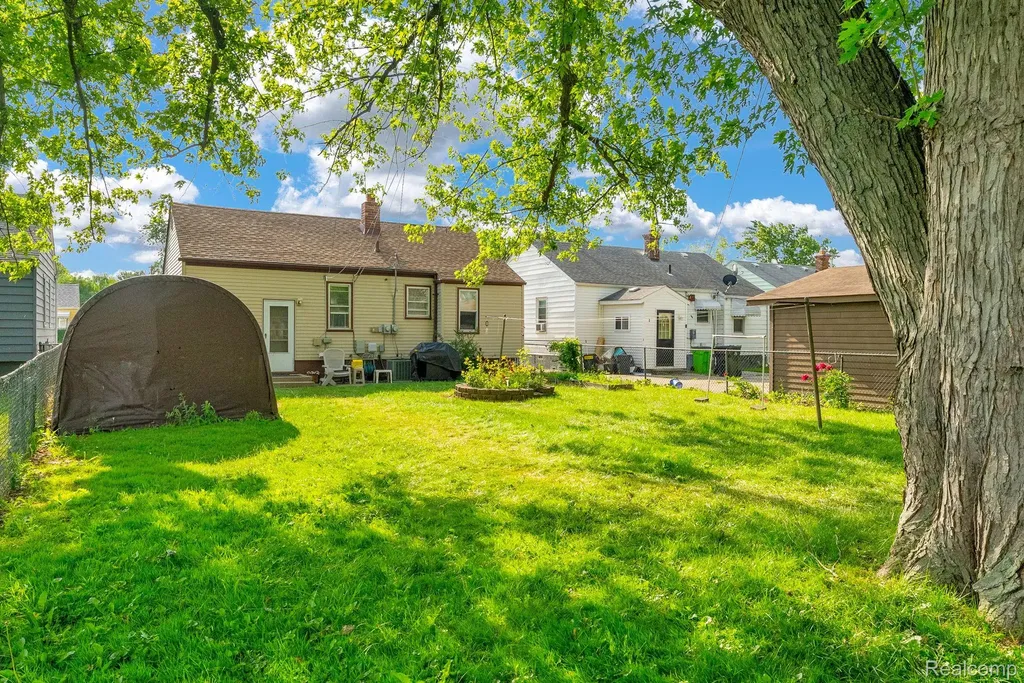26351 Blumfield Street Roseville City MI 48066