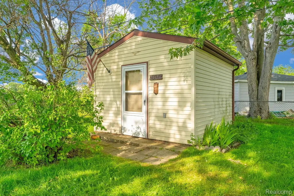 26351 Blumfield Street Roseville City MI 48066