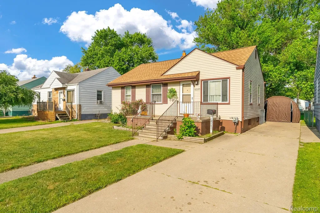 26351 Blumfield Street Roseville City MI 48066