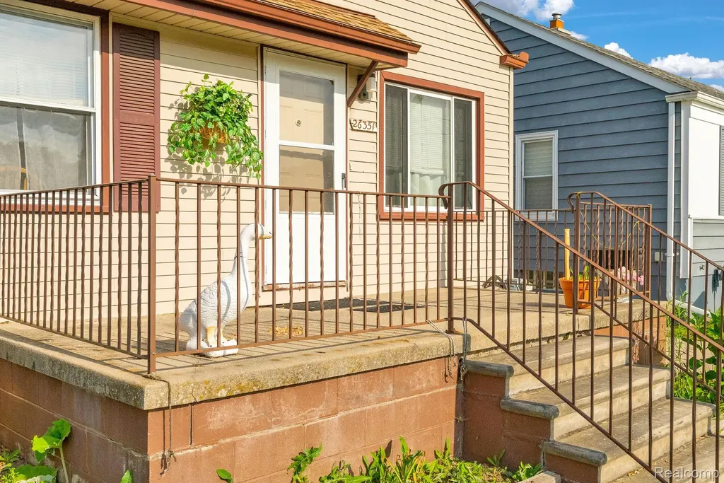 26351 Blumfield Street Roseville City MI 48066