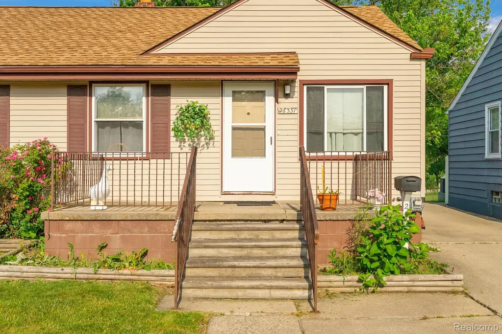 26351 Blumfield Street Roseville City MI 48066