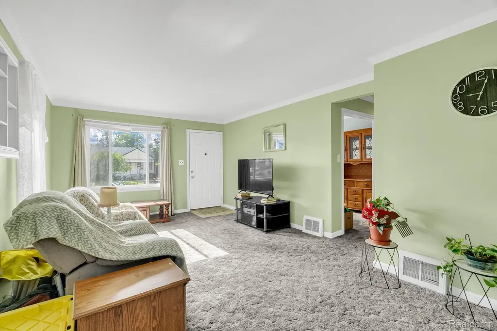 26351 Blumfield Street Roseville City MI 48066
