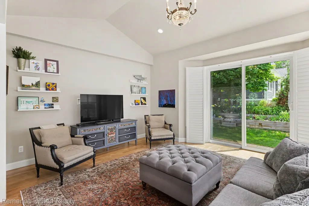 307 River Wood Trail S Milford Village MI 48381
