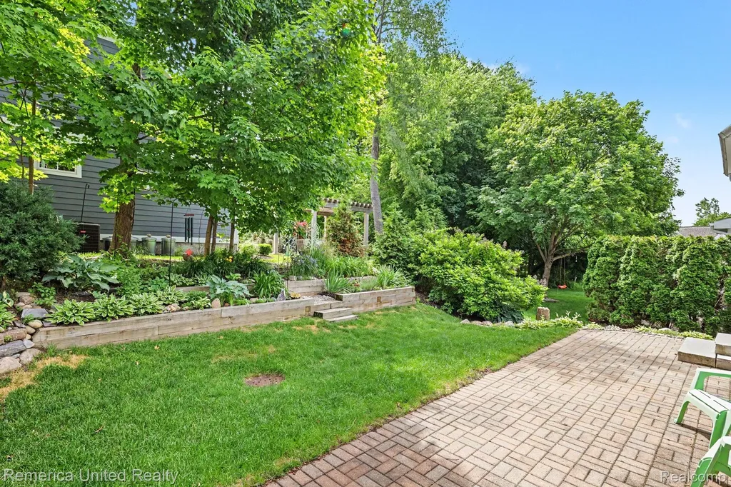 307 River Wood Trail S Milford Village MI 48381