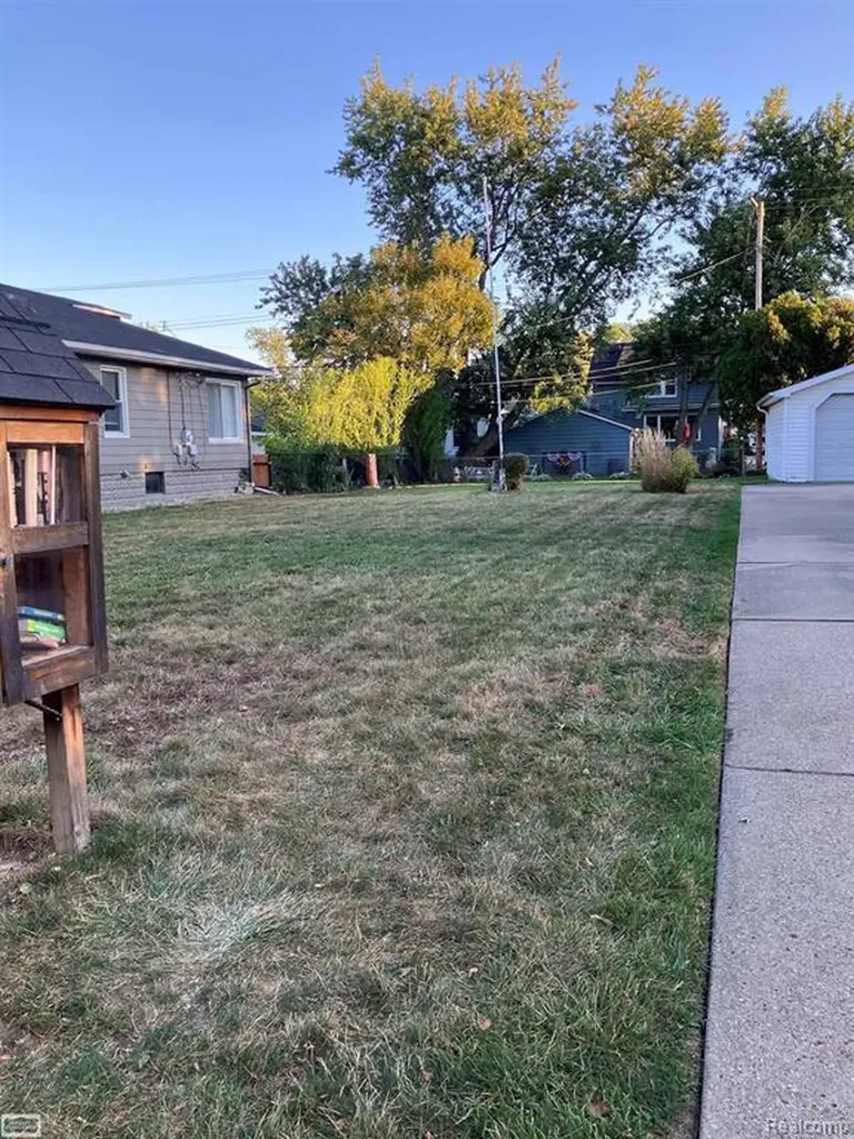 1137 Larkmoor Berkley City MI 48072