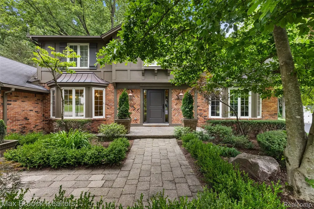 4627 Sunningdale Drive Bloomfield Charter Township MI 48302