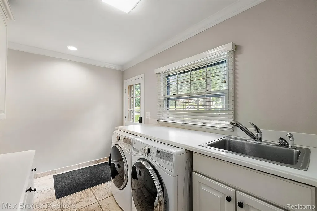 4627 Sunningdale Drive Bloomfield Charter Township MI 48302