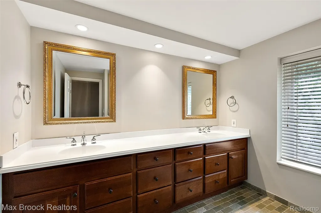 4627 Sunningdale Drive Bloomfield Charter Township MI 48302