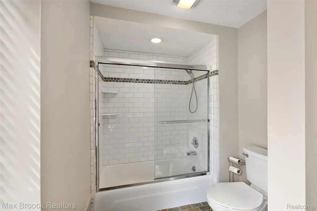 4627 Sunningdale Drive Bloomfield Charter Township MI 48302