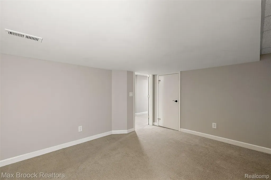4627 Sunningdale Drive Bloomfield Charter Township MI 48302
