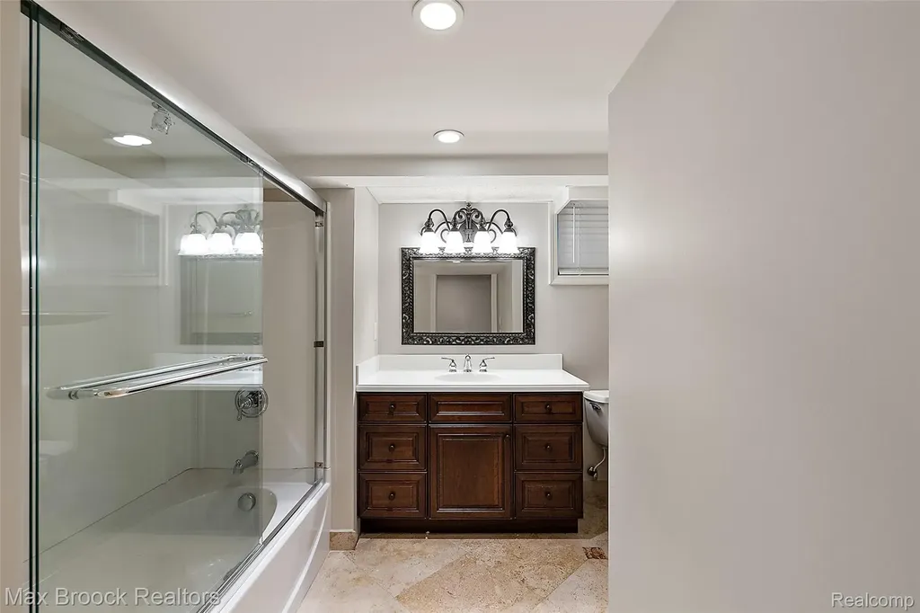 4627 Sunningdale Drive Bloomfield Charter Township MI 48302