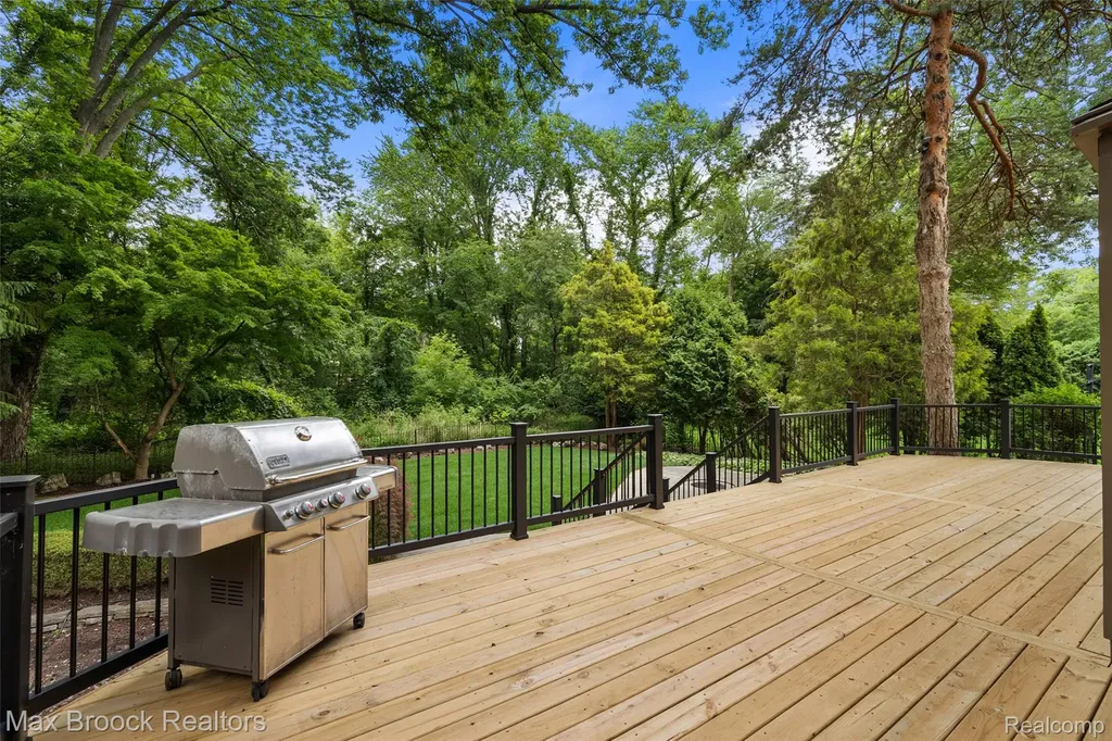 4627 Sunningdale Drive Bloomfield Charter Township MI 48302