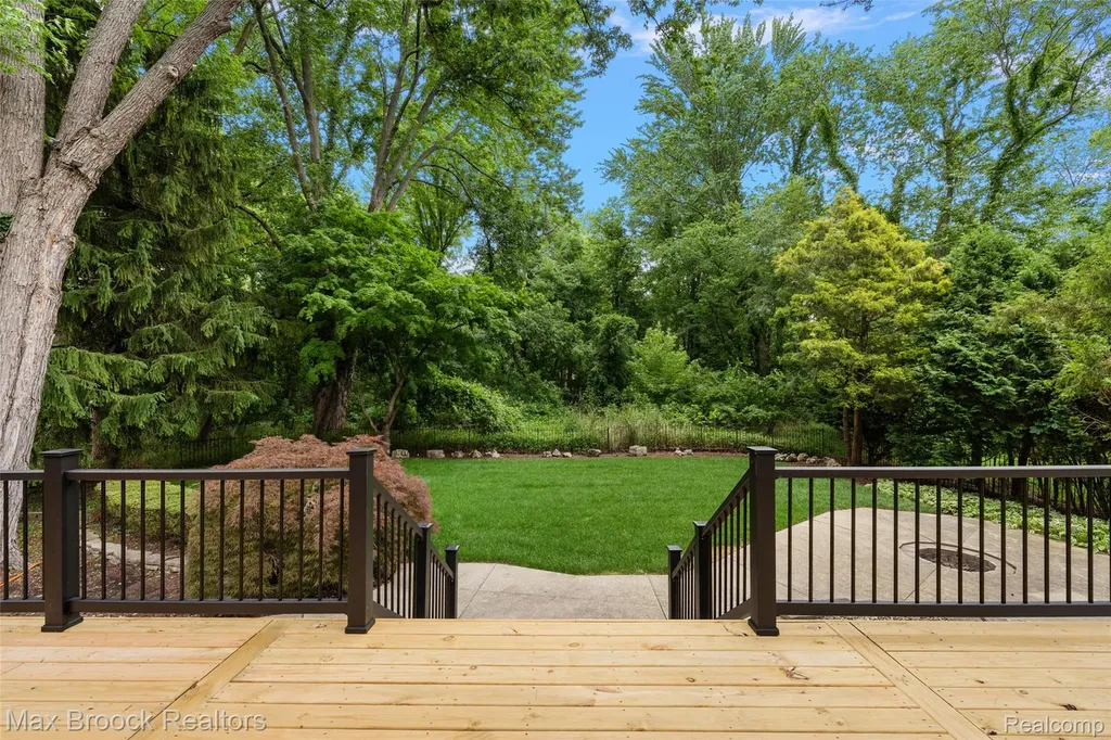 4627 Sunningdale Drive Bloomfield Charter Township MI 48302