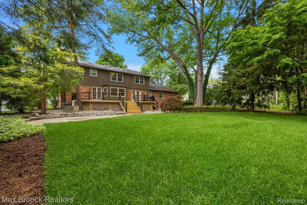 4627 Sunningdale Drive Bloomfield Charter Township MI 48302