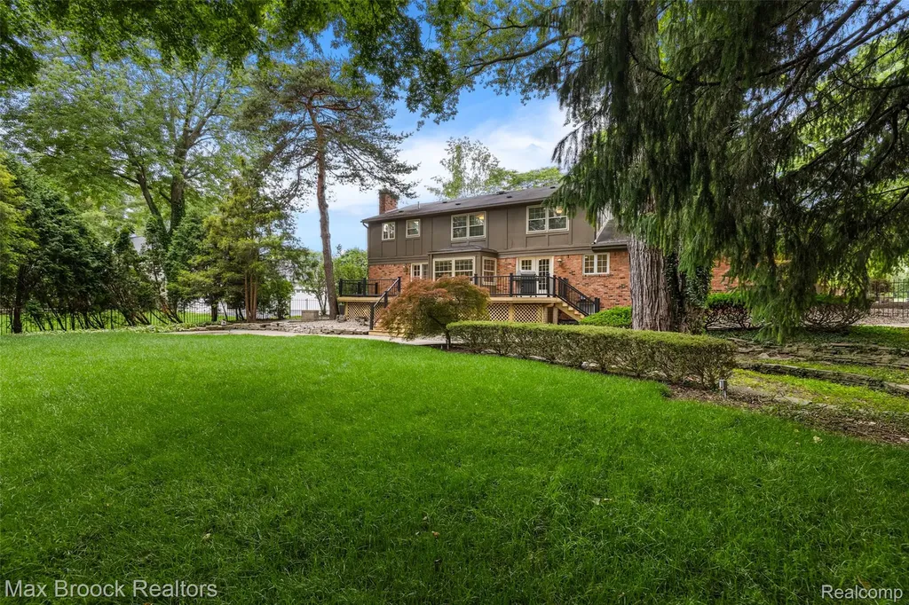 4627 Sunningdale Drive Bloomfield Charter Township MI 48302