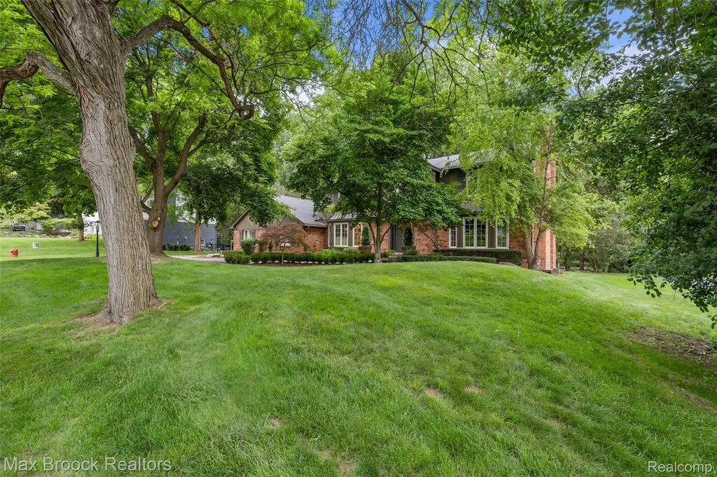 4627 Sunningdale Drive Bloomfield Charter Township MI 48302