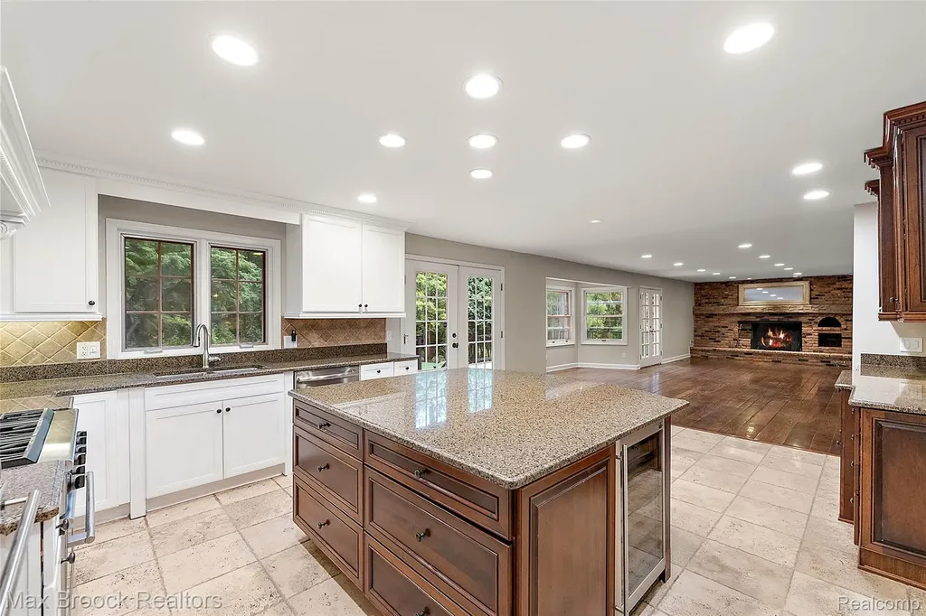 4627 Sunningdale Drive Bloomfield Charter Township MI 48302