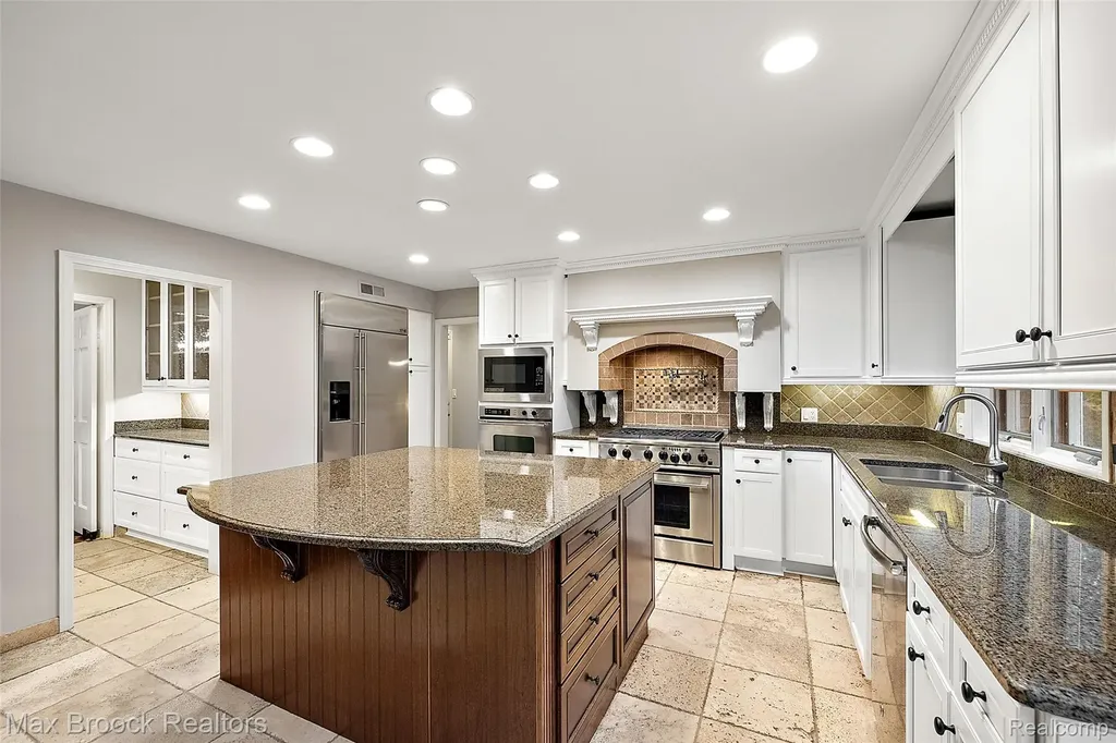 4627 Sunningdale Drive Bloomfield Charter Township MI 48302