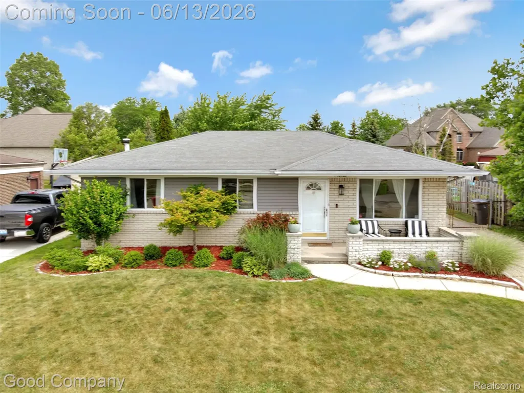 18489 Matthew Drive Clinton Charter Township MI 48035