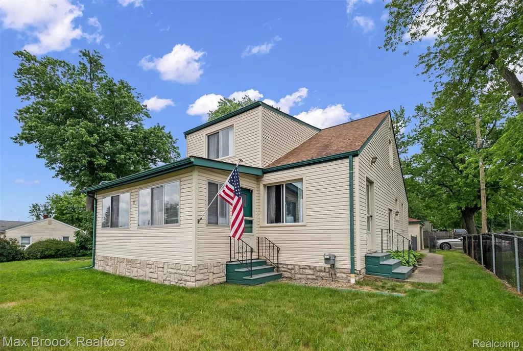 67 W Columbia Avenue Pontiac City MI 48340