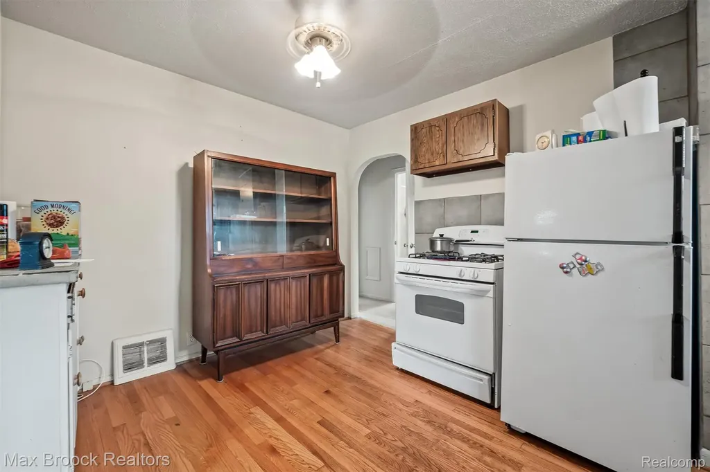 67 W Columbia Avenue Pontiac City MI 48340