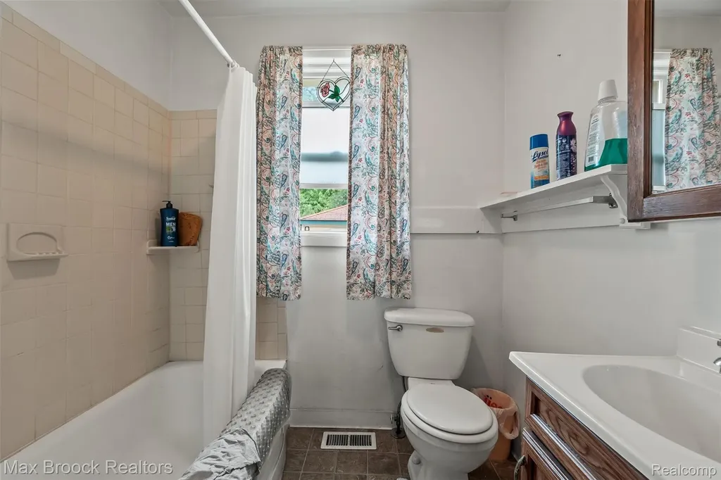 67 W Columbia Avenue Pontiac City MI 48340