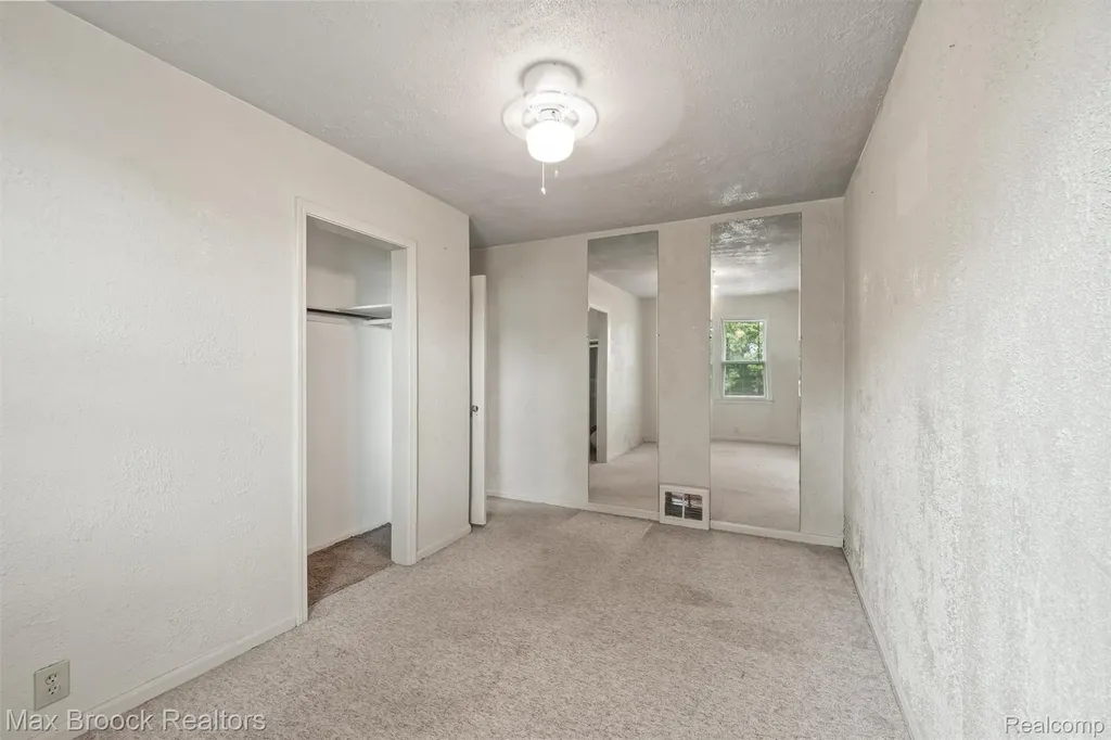 67 W Columbia Avenue Pontiac City MI 48340