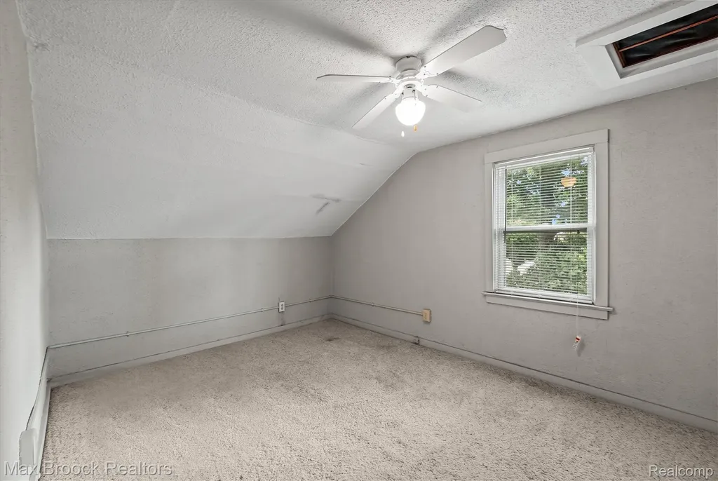 67 W Columbia Avenue Pontiac City MI 48340